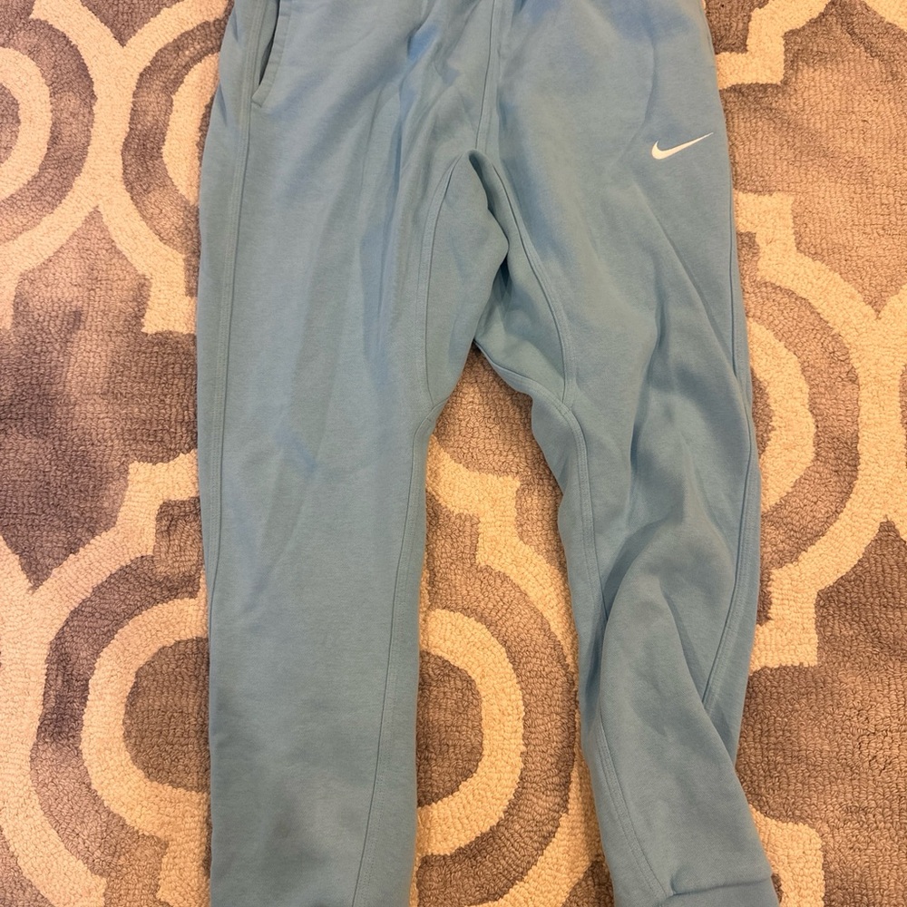 Elevate your activewear game with these stylish blue Nike pants.
